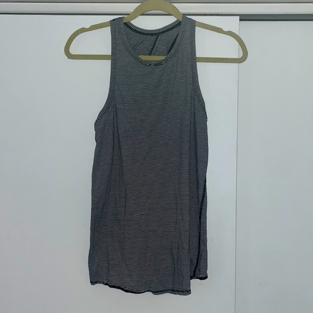 Lululemon tank, size 4, like new condition!